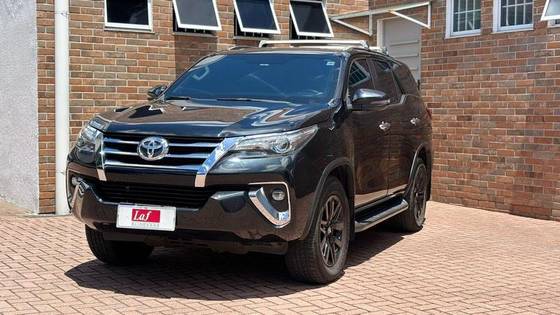TOYOTA HILUX SW4 2.8 SRX 4X4 7 LUGARES 16V TURBO INTERCOOLER DIESEL 4P AUTOMÁTICO